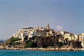 Il borgo medioevale di Vieste, quasi roccia su roccia, si staglia fra mare e cielo.